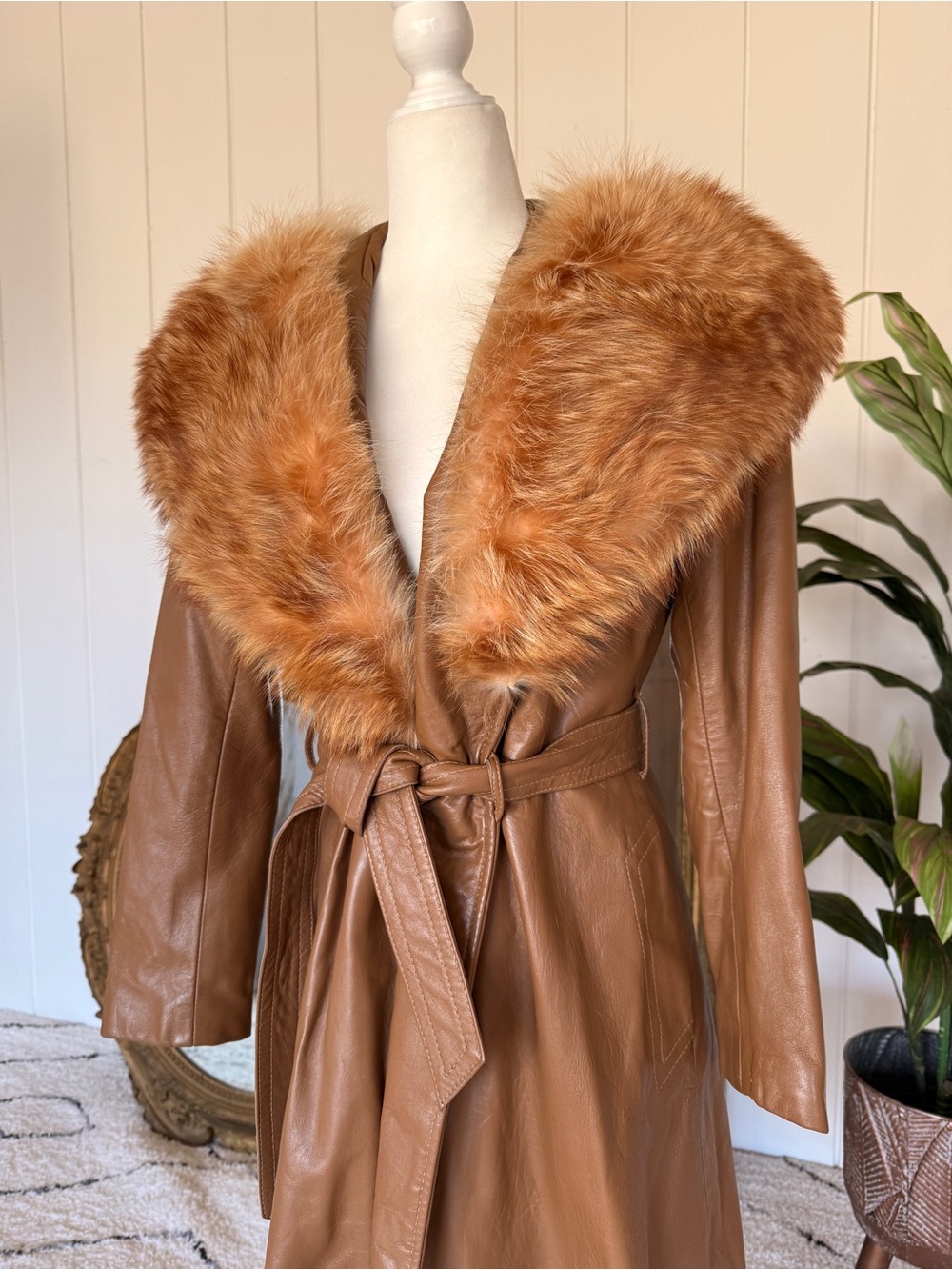 Women's Vintage 70s Brown Leather Trench Coat with Fox Fur Collar - Picture 2 of 7